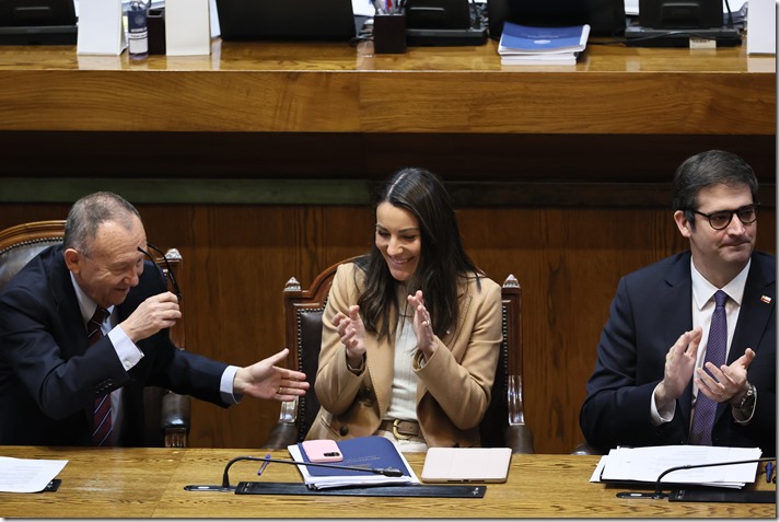 VALPARA&Iacute;SO, 2 de junio de 2026.- La C&aacute;mara de Diputadas y Diputados sesion&oacute; este martes para debatir proyectos relacionados con seguridad en establecimientos educacionales, agilizaci&oacute;n de permisos de urbanizaci&oacute;n y edificaci&oacute;n, regulaci&oacute;n de imitaciones digitales generadas mediante inteligencia artificial y protecci&oacute;n de la salud y seguridad de las personas trabajadoras.
FOTO: Ren&eacute; Lescornez / C&aacute;mara de Diputadas y Diputados de Chile.