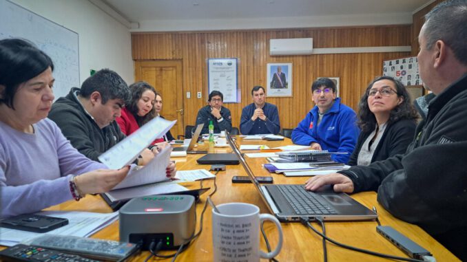 Autoridades y emprendedores de Aysén en reunión de Corfo para el desarrollo productivo regional.