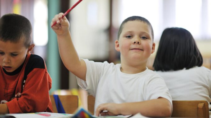 Estudiantes en un aula escolar chilena reflexionando sobre el sistema de admisión escolar