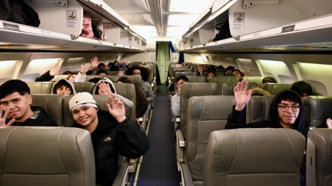 Avión Boeing 737 de la Fuerza Aérea de Chile transportando estudiantes universitarios a la Región de Aysén.