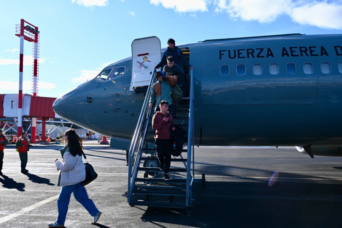 Avión Boeing 737 de la Fuerza Aérea de Chile transportando estudiantes universitarios a la Región de Aysén.