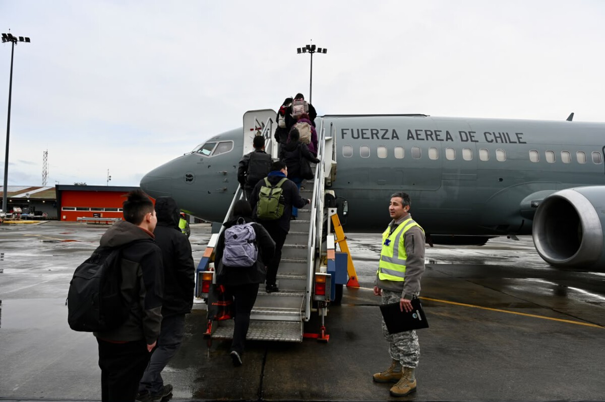 Avión Boeing 737 de la Fuerza Aérea de Chile transportando estudiantes universitarios a la Región de Aysén.