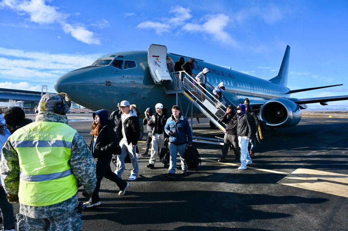 Avión Boeing 737 de la Fuerza Aérea de Chile transportando estudiantes universitarios a la Región de Aysén.