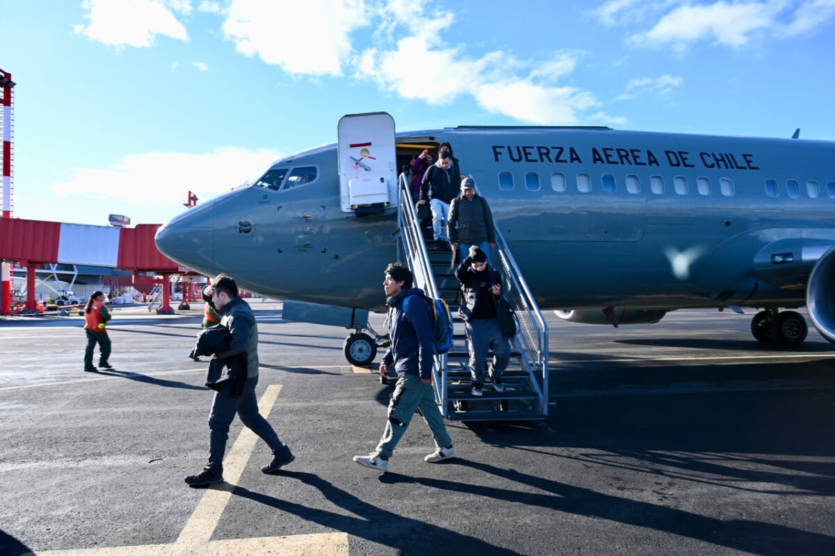 Avión Boeing 737 de la Fuerza Aérea de Chile transportando estudiantes universitarios a la Región de Aysén.
