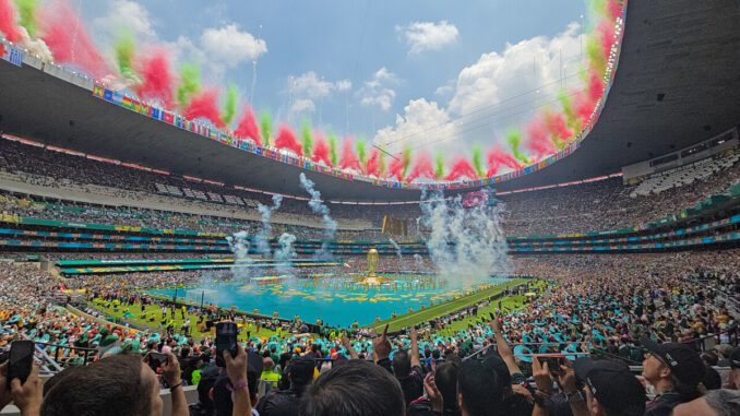 Aficionados viendo una pantalla gigante durante la final del Mundial 2026 en un ambiente digital