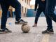 Estudiantes participando en actividades físicas y juegos recreativos en un patio escolar chileno
