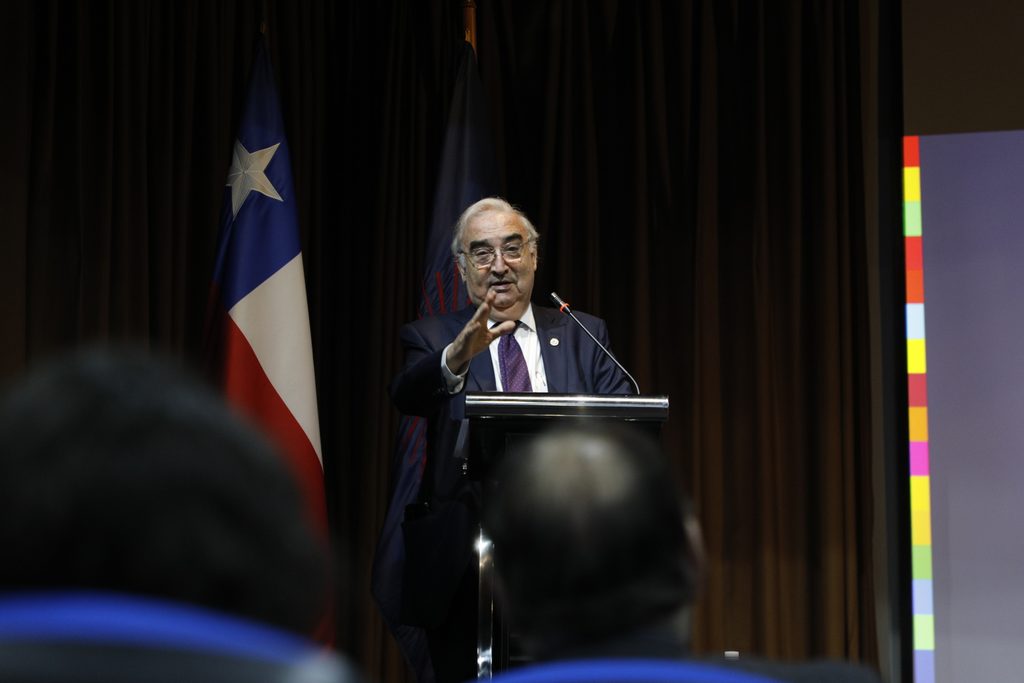 Francisco Rojas durante su conferencia sobre crimen organizado y seguridad en Chile