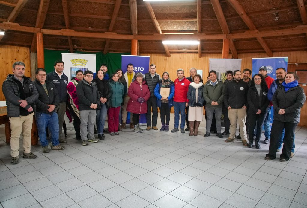 Autoridades regionales y empresarios locales en la firma de convenios de financiamiento en Tortel