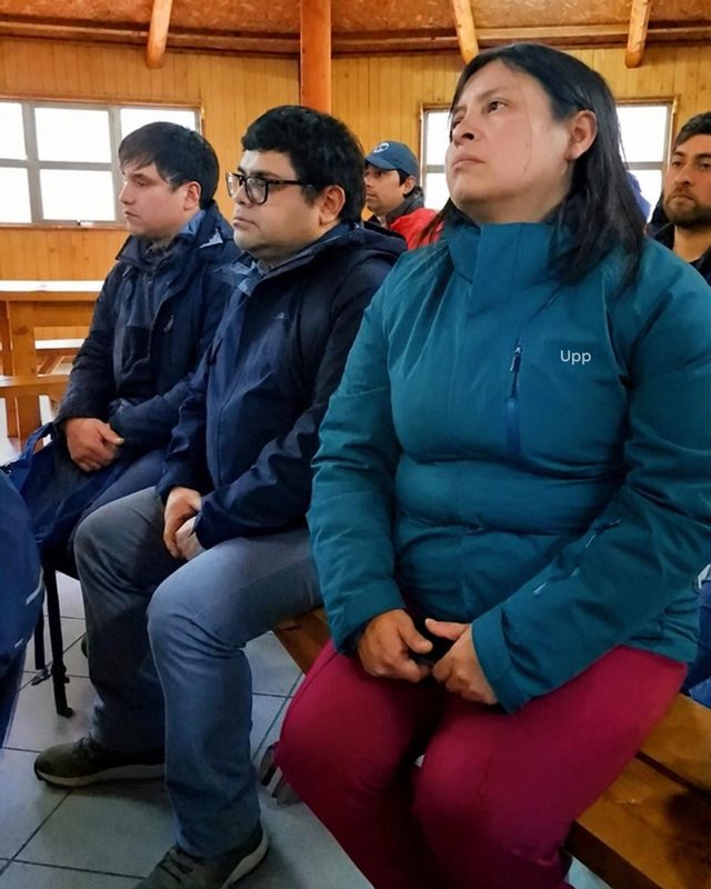 Autoridades regionales y empresarios locales en la firma de convenios de financiamiento en Tortel