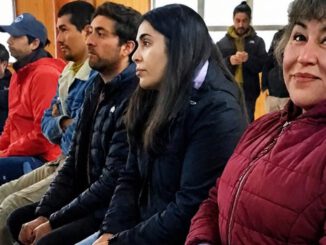 Autoridades regionales y empresarios locales en la firma de convenios de financiamiento en Tortel