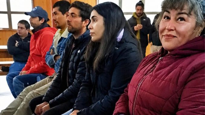 Autoridades regionales y empresarios locales en la firma de convenios de financiamiento en Tortel