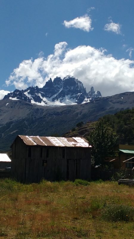 Ciclistas participando en la competencia de mountainbike en los paisajes de Villa Cerro Castillo en la Patagonia