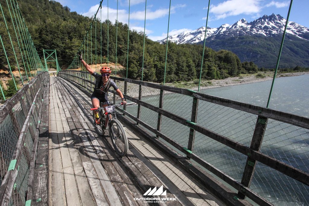 Ciclistas participando en la competencia de mountainbike en los paisajes de Villa Cerro Castillo en la Patagonia