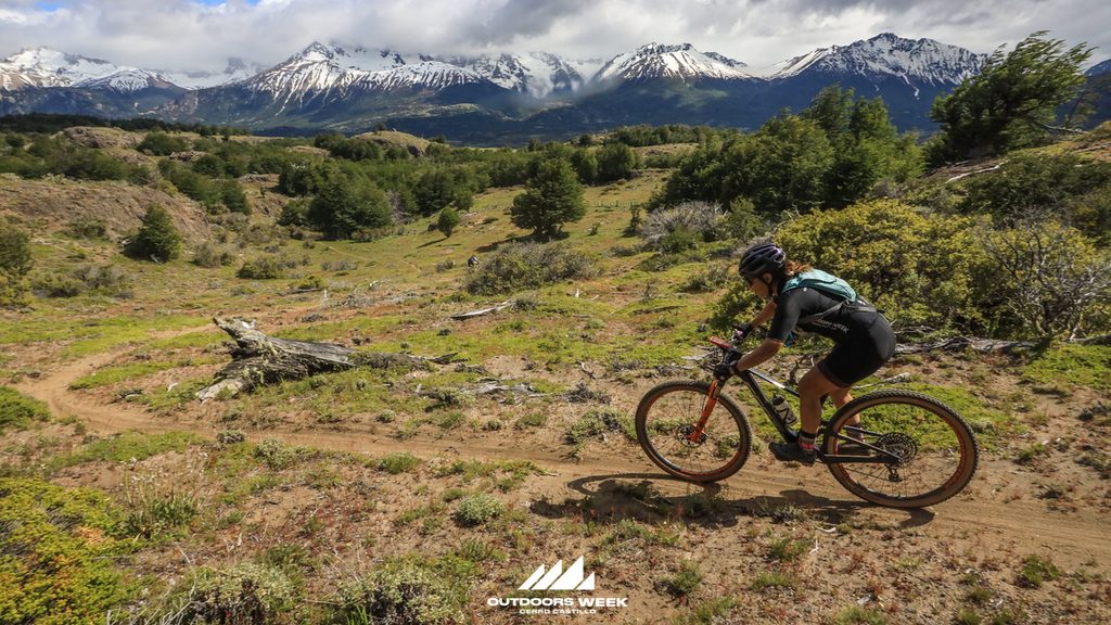 Ciclistas participando en la competencia de mountainbike en los paisajes de Villa Cerro Castillo en la Patagonia
