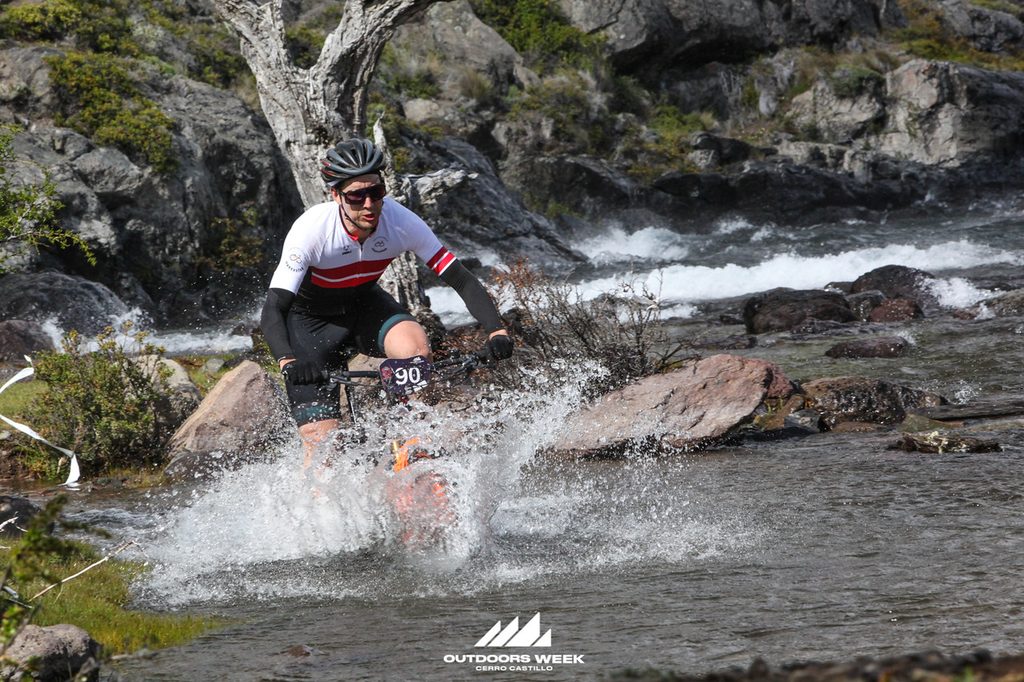 Ciclistas participando en la competencia de mountainbike en los paisajes de Villa Cerro Castillo en la Patagonia
