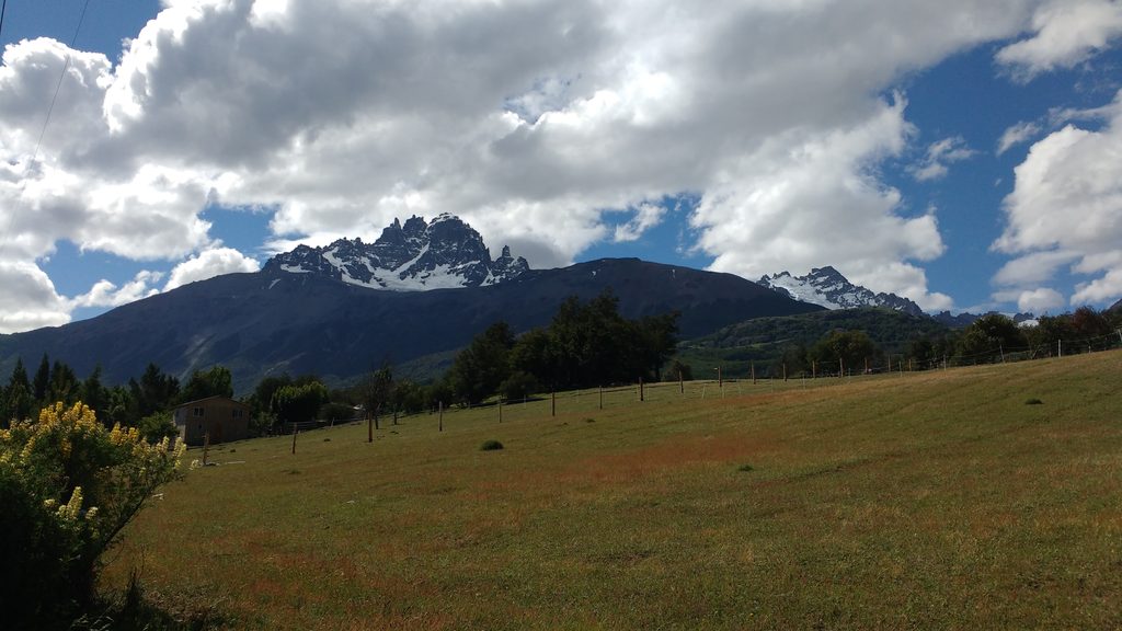 Ciclistas participando en la competencia de mountainbike en los paisajes de Villa Cerro Castillo en la Patagonia