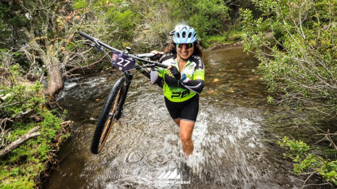 Ciclistas participando en la competencia de mountainbike en los paisajes de Villa Cerro Castillo en la Patagonia