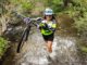 Ciclistas participando en la competencia de mountainbike en los paisajes de Villa Cerro Castillo en la Patagonia