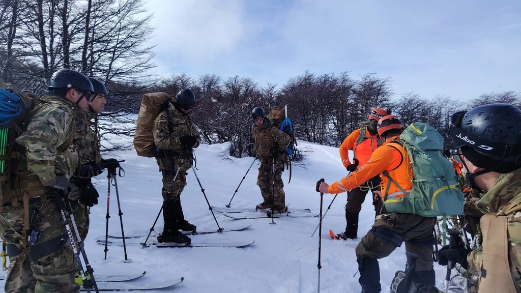 Personal militar y equipos de rescate trabajando en entrenamiento conjunto en Aysén