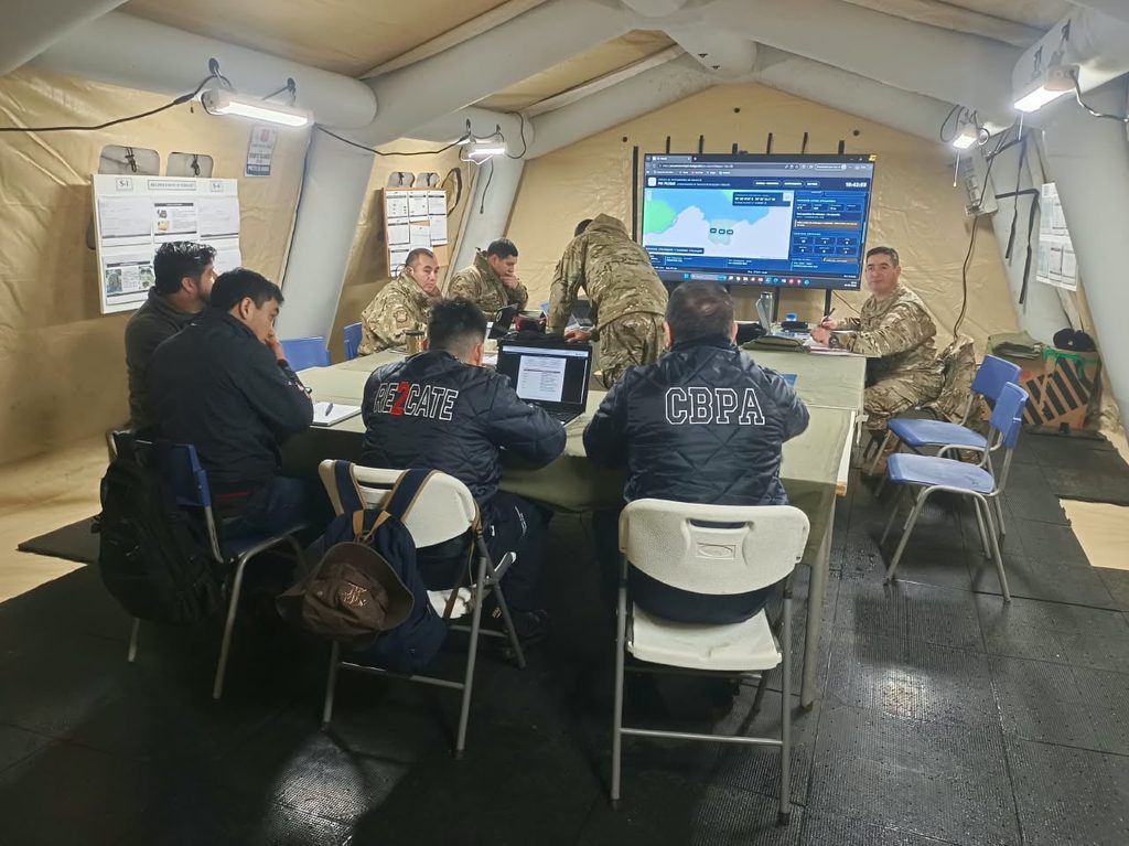Personal militar y equipos de rescate trabajando en entrenamiento conjunto en Aysén