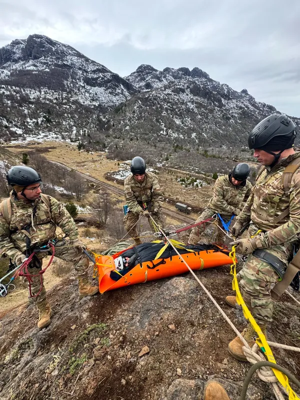 Personal militar y equipos de rescate trabajando en entrenamiento conjunto en Aysén