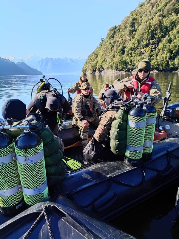 Personal militar y equipos de rescate trabajando en entrenamiento conjunto en Aysén