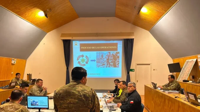 Personal militar y equipos de rescate trabajando en entrenamiento conjunto en Aysén