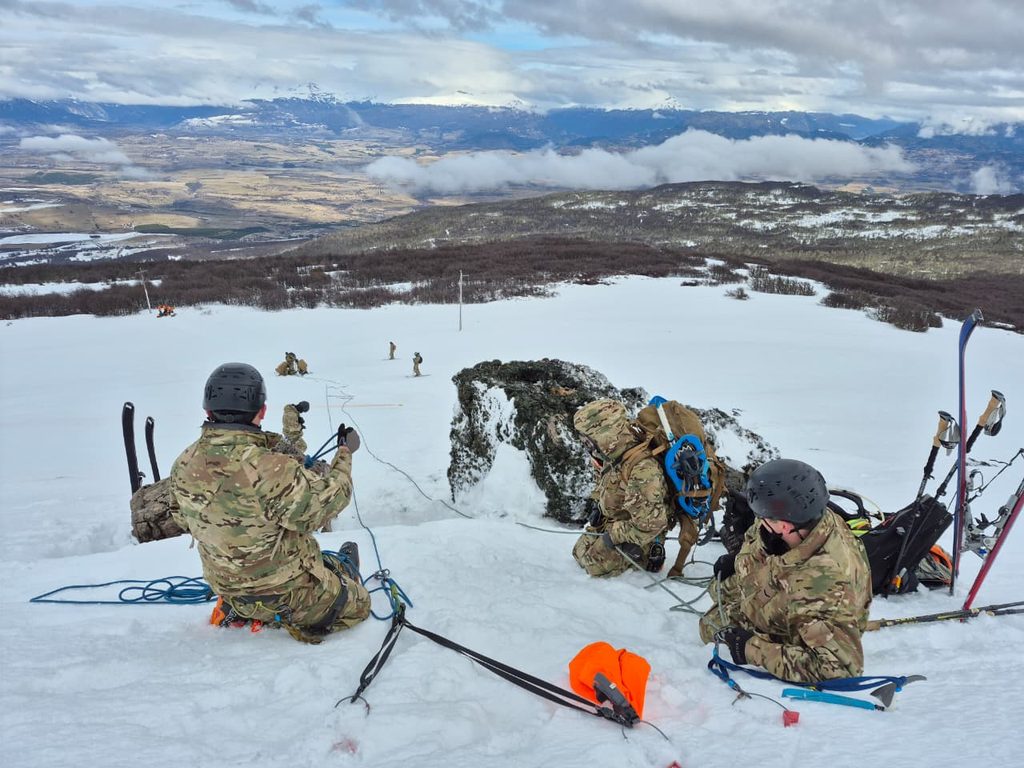 Personal militar y equipos de rescate trabajando en entrenamiento conjunto en Aysén