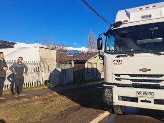 Empresario de Cochrane supervisando nueva maquinaria adquirida mediante subsidio DFL-15 de Corfo.