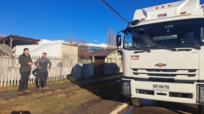 Empresario de Cochrane supervisando nueva maquinaria adquirida mediante subsidio DFL-15 de Corfo.