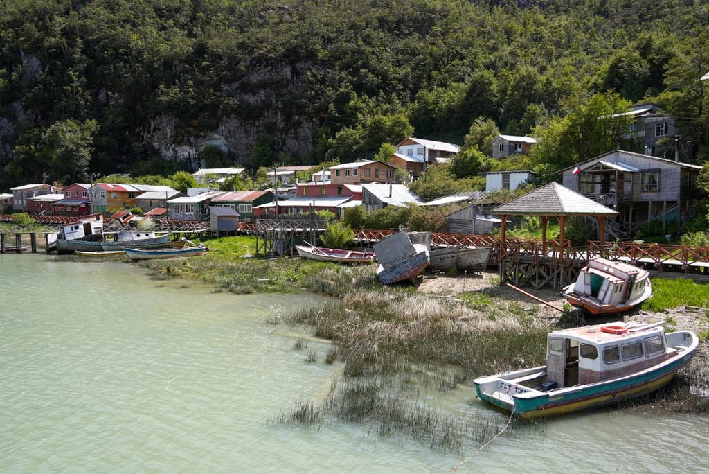 Autoridades y emprendedores revisando proyectos de desarrollo productivo en el Litoral de Aysén con fondos de Corfo y el Gobierno Regional.