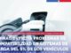 Vehículo eléctrico conectado a una estación de carga pública en la ciudad