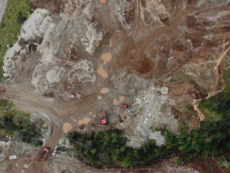 Maquinaria pesada trabajando en una zona de extracción de áridos en la región de Aysén bajo investigación