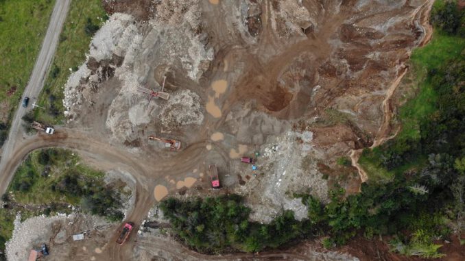 Maquinaria pesada trabajando en una zona de extracción de áridos en la región de Aysén bajo investigación