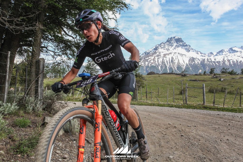 Ciclistas compitiendo en el Mountainbike Outdoorsweek Cerro Castillo en la Patagonia chilena