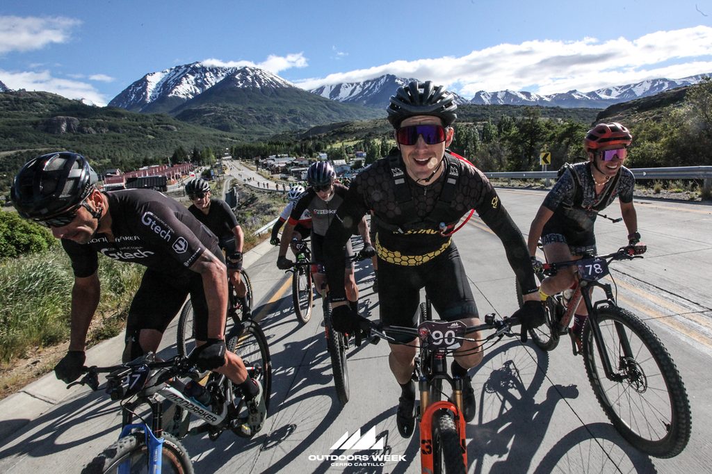 Ciclistas compitiendo en el Mountainbike Outdoorsweek Cerro Castillo en la Patagonia chilena