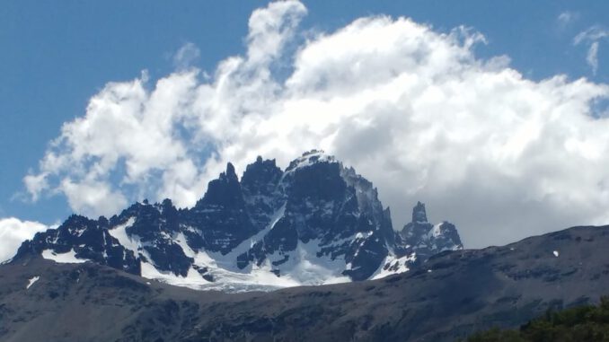 Ciclistas compitiendo en el Mountainbike Outdoorsweek Cerro Castillo en la Patagonia chilena