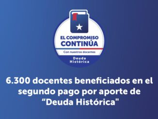 Profesores de Aysén recibiendo el pago de la deuda histórica docente