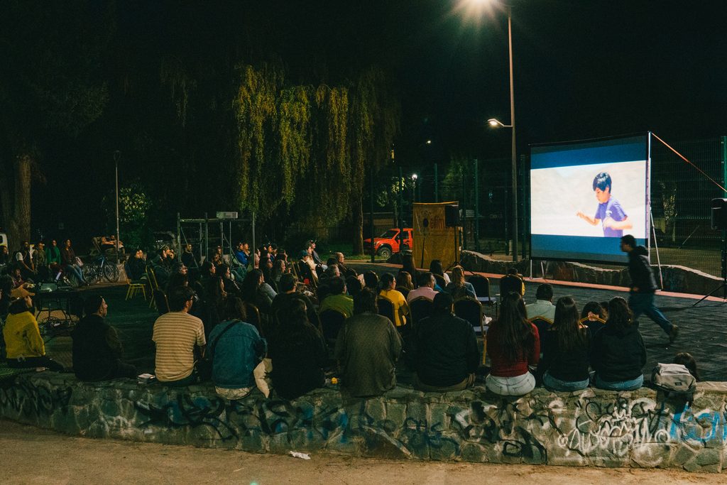Publico disfrutando de una funcion de cine al aire libre en Coyhaique durante el festival EFIMERA.