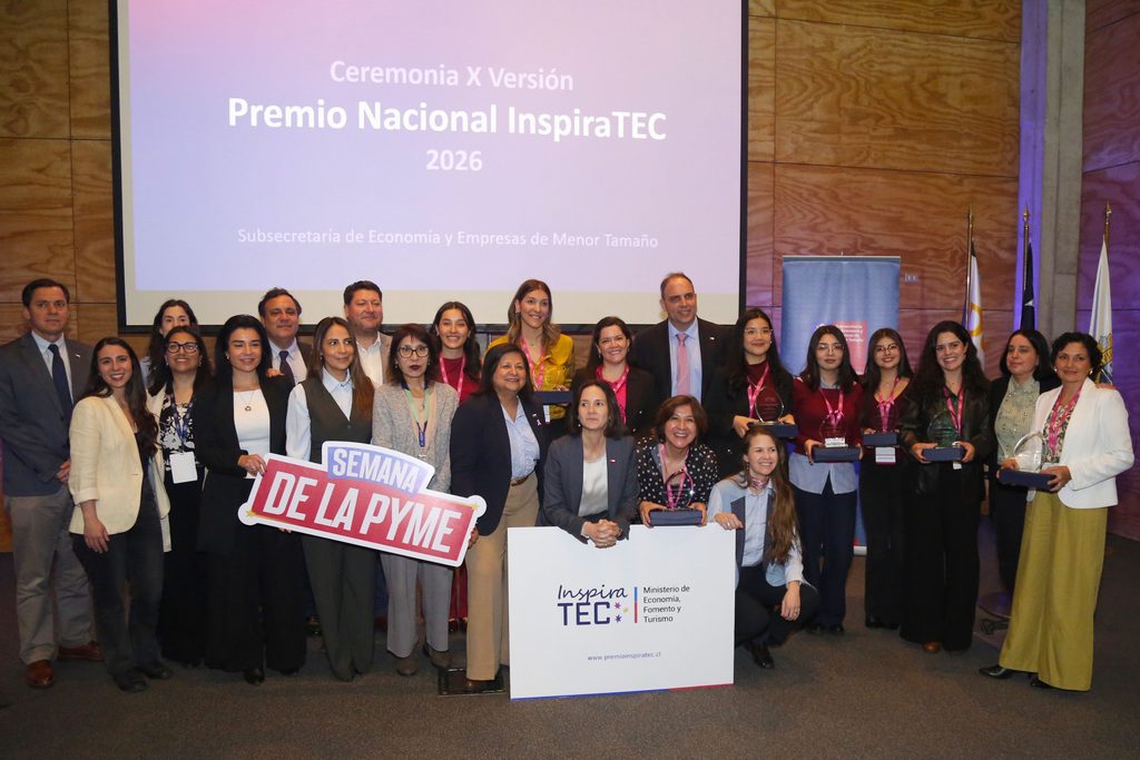 Carolina Jara recibiendo el premio InspiraTEC 2026 como mejor Empresaria STEM en Chile