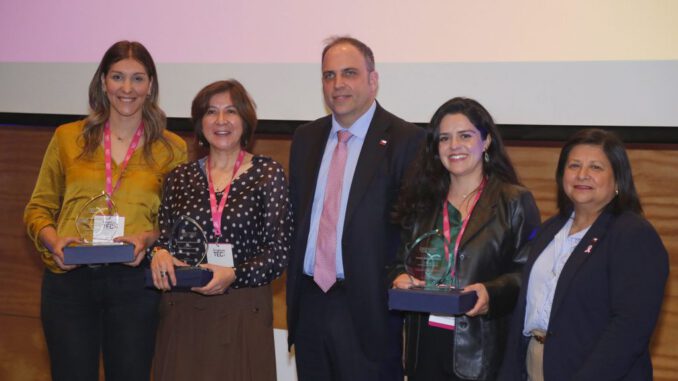 Carolina Jara recibiendo el premio InspiraTEC 2026 como mejor Empresaria STEM en Chile