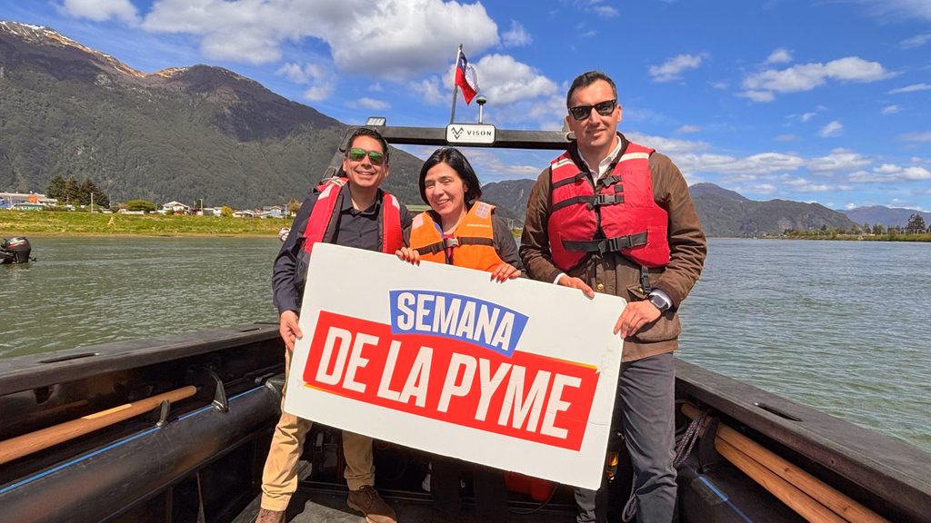 Embarcación 100% eléctrica Ofqui E-600 de VISON CHILE navegando en Puerto Aysén