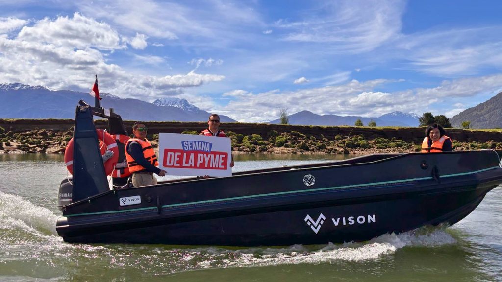 Embarcación 100% eléctrica Ofqui E-600 de VISON CHILE navegando en Puerto Aysén